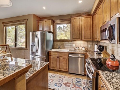 Snow on the Bluff: True Ski-in/out, Private Hot tub, Views & Grill