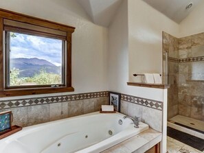 Shower, jetted tub, hair dryer, towels - Snow on the Bluff: True Ski-in/out, Private Hot tub, Views & Grill (Breckenridge)