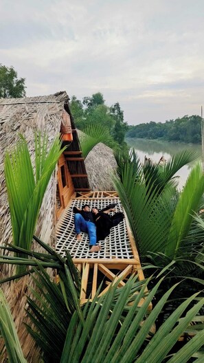 Deluxe Double Room, River View | Living area