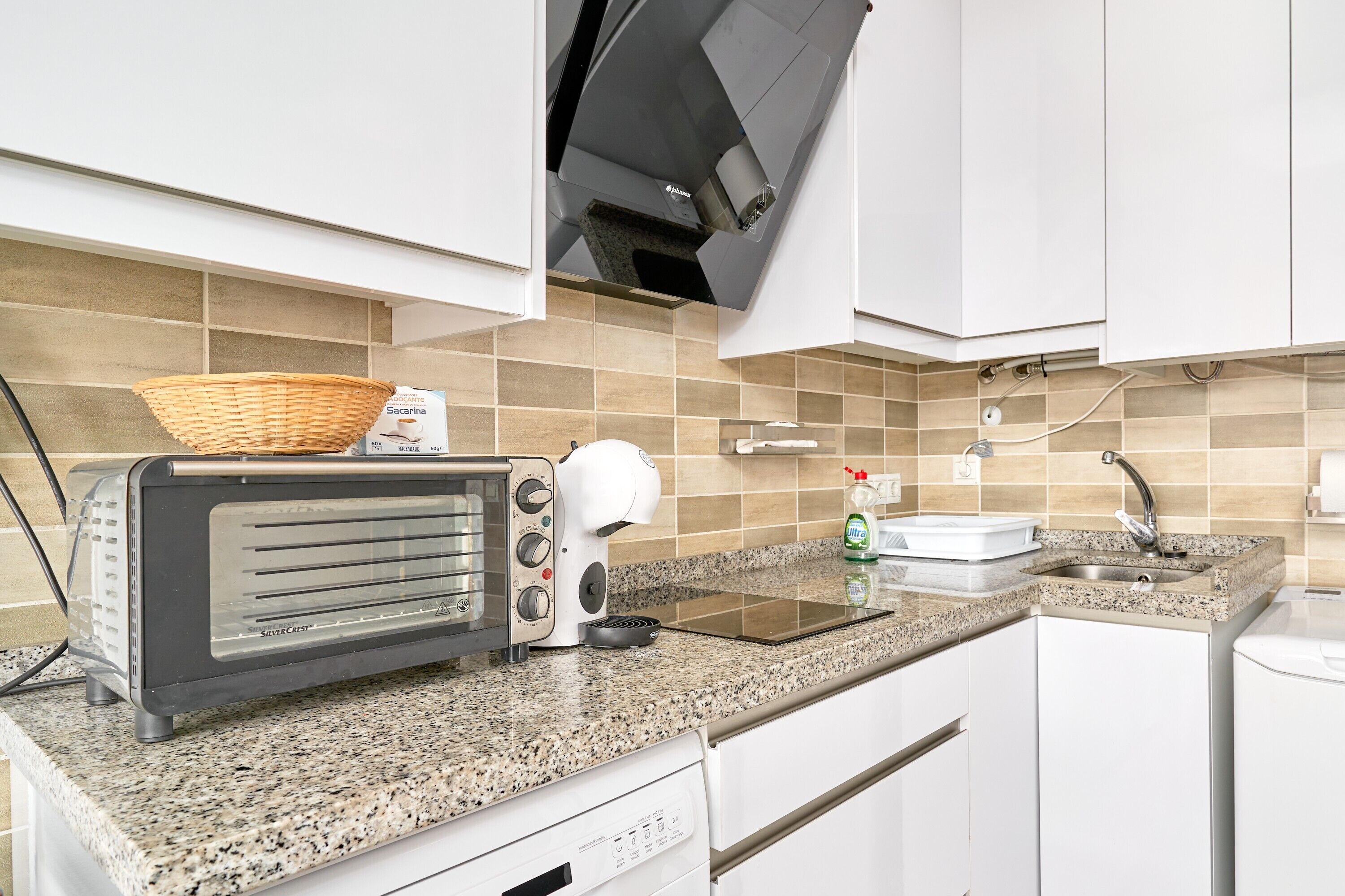 Frigorífico, microondas, horno y placa de cocina