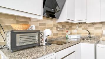 Frigorífico, microondas, horno y placa de cocina