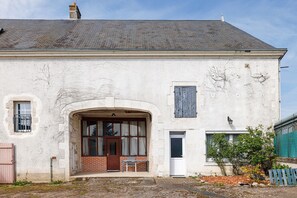 Exterior - Apartment 'Gîte Du Moulin Béchereau' with Private Terrace, Shared Garden and Wi-Fi (Mer)