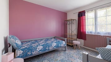 2 bedrooms, desk, iron/ironing board, WiFi