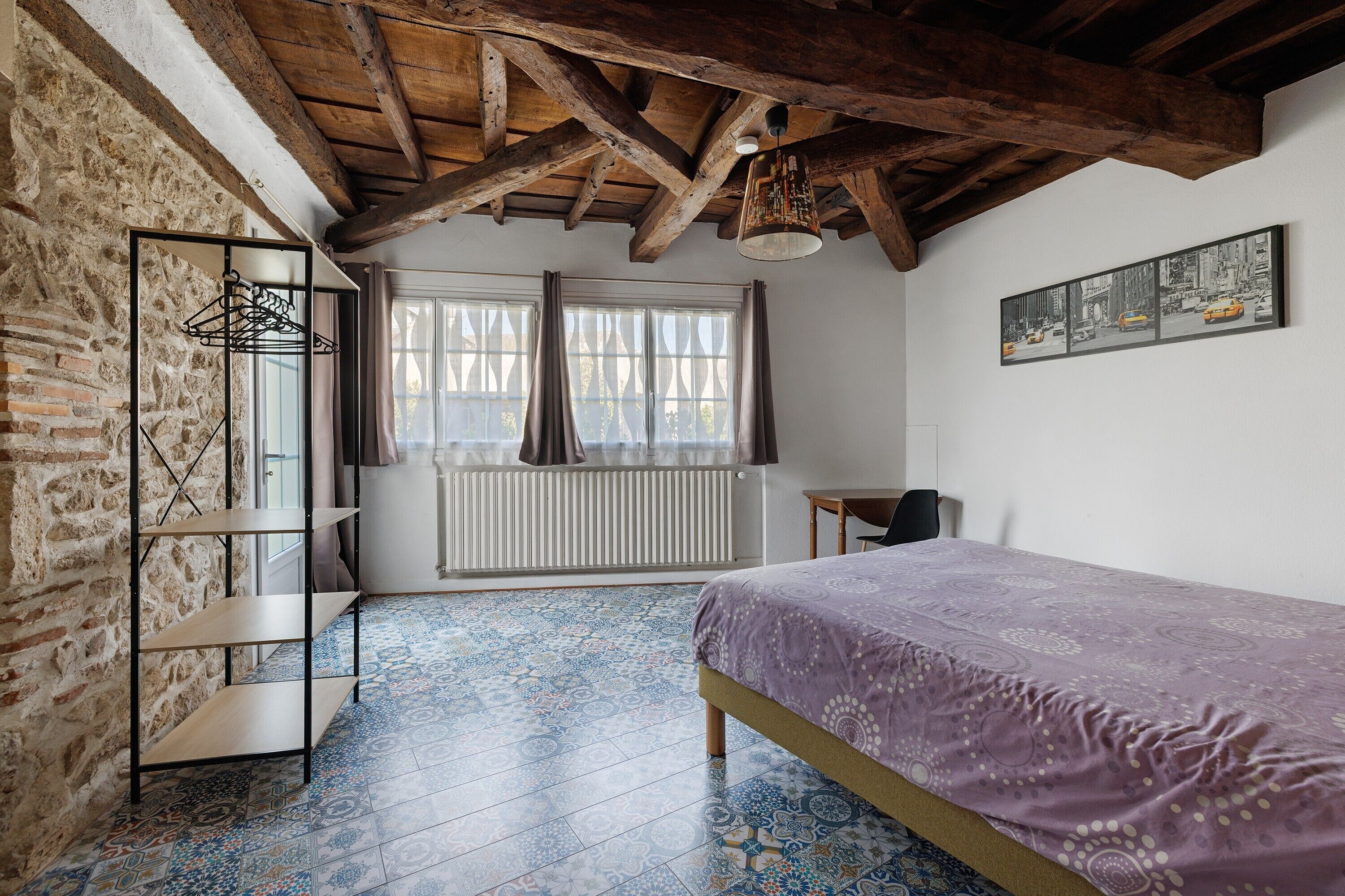 2 habitaciones, escritorio, tabla de planchar con plancha y wifi 