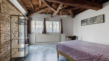 2 habitaciones, escritorio, tabla de planchar con plancha y wifi