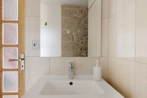 Shower, hair dryer, towels - Apartment 'Gîte Du Moulin Béchereau' with Private Terrace, Shared Garden and Wi-Fi (Mer)