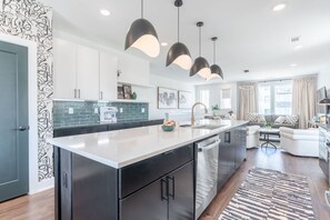 House | 4 bedrooms, desk, Internet - Luxe 4BR Retreat With Rooftop Fire Pit Garage (Nashville)