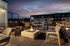 4 bedrooms, Internet - Luxe 4BR Retreat With Rooftop Fire Pit Garage (Nashville)