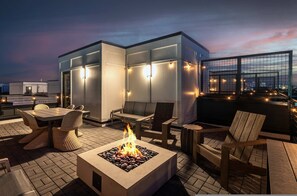 House | 4 bedrooms, desk, Internet - Luxe 4BR Retreat With Rooftop Fire Pit Garage (Nashville)