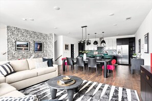 House | 3 bedrooms, desk, Internet - Nashville Escape With Skyline Deck and Hot Tub (Nashville)