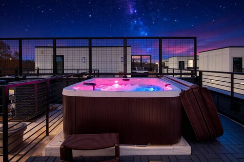Nashville Escape With Skyline Deck and Hot Tub