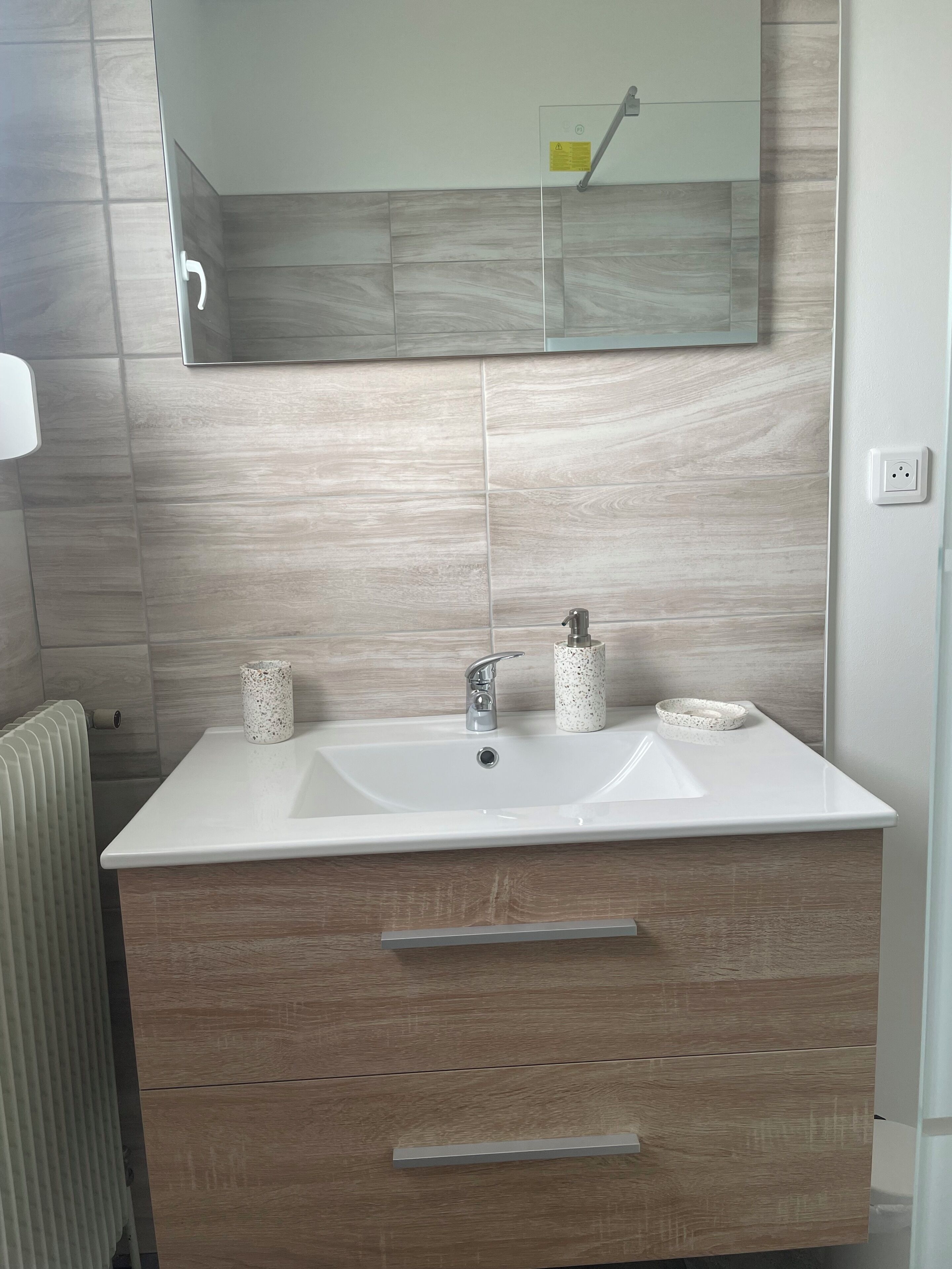 Ducha, secador de pelo, toallas, papel higiénico