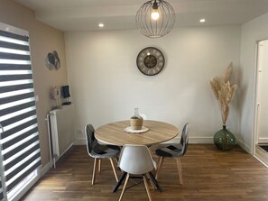 Dining - Mara House (Montliot-et-Courcelles)
