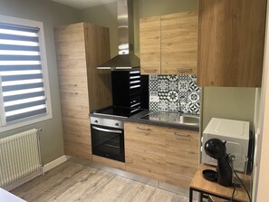 Mikrobølgeovn, ovn, kokeplater og oppvaskmaskin