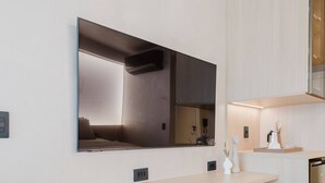 A modern bathroom with a large mirror, a vanity with a sink, and a toilet. - Viana Home Design Studio in Pinheiros (São Paulo)