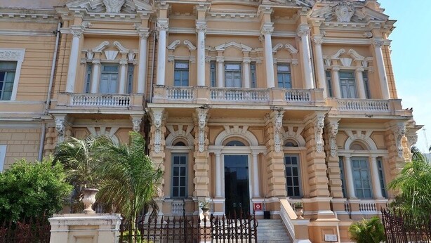 Un grand bâtiment imposant, doté d’une architecture classique, avec de nombreux balcons et une entrée monumentale.