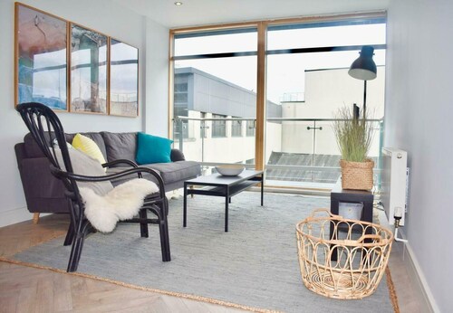 2 bed bright and modern flat in the city centre