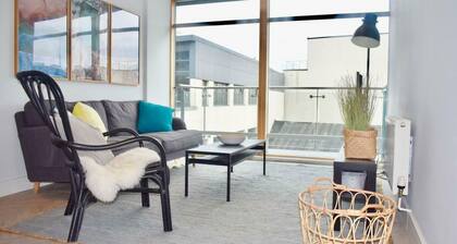 2 bed bright and modern flat in the city centre