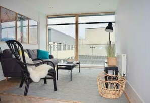 TV - 2 bed bright and modern flat in the city centre (Dublin 1)