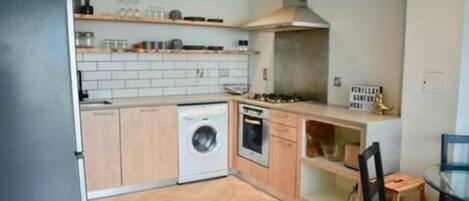 ثلاجة، ميكروويف، فرن، موقد طهي مسطح