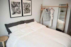 2 bedrooms, iron/ironing board, internet, bed sheets - 2 bed bright and modern flat in the city centre (Dublin 1)