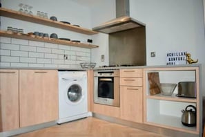 Fridge, microwave, oven, stovetop - 2 bed bright and modern flat in the city centre (Dublin 1)