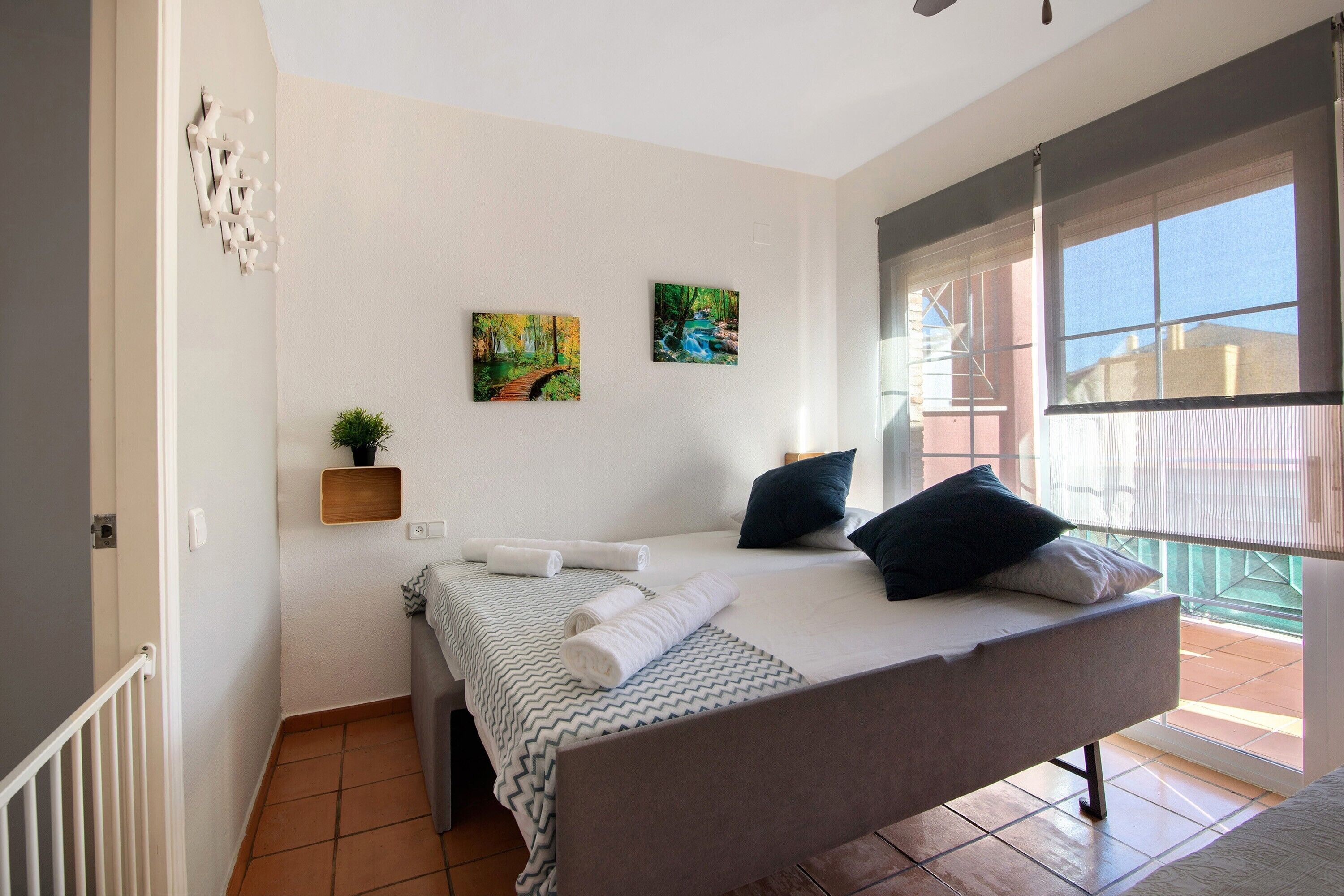 Tabla de planchar con plancha y ropa de cama 