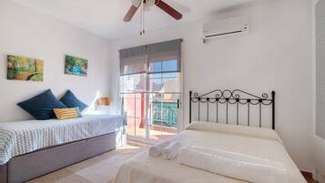 Een strijkplank/strijkijzer, beddengoed