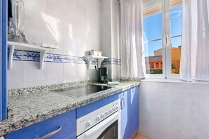 Jääkaappi, mikroaaltouuni, uuni, liesi