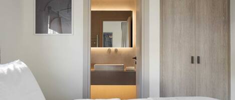 4 bedrooms, iron/ironing board, travel crib, free WiFi