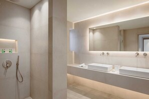 Douche, sèche-cheveux, serviettes fournies