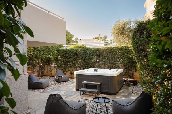 Outdoor spa tub
