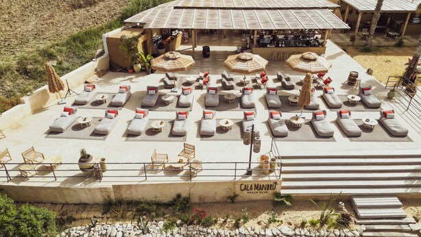 Un club de plage avec des transats et des parasols, accès gratuit et parking.