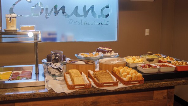Een buffet met diverse gerechten en een bordje met de tekst 'Aankomend Restaurant'.