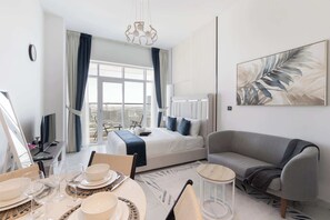 Studio | Internet - Al Barsha Apartment Sleeps 2 With a Swimming Pool (Dubai)