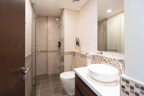 Een douche, een haardroger, handdoeken, zeep