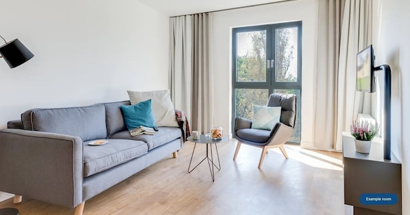 Apartment | Hypo-allergenic bedding, blackout drapes, iron/ironing board, free WiFi