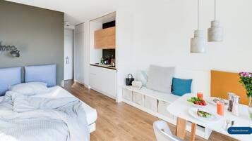 Literie hypoallergénique, rideaux occultants, fer et planche à repasser