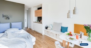 Literie hypoallergénique, rideaux occultants, fer et planche à repasser