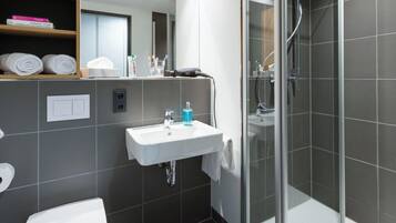 Studio | Kylpyhuone | Suihku, hiustenkuivaaja, pyyhkeet, saippua