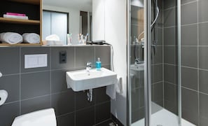 开间 | 浴室 | 淋浴设施、吹风机、毛巾、肥皂