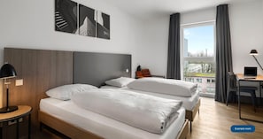 Classic Twin | Hypo-allergenic bedding, blackout drapes, iron/ironing board, free WiFi