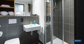 Studio XL | Kamar mandi | Shower, pengering rambut, handuk, dan sabun