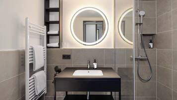 Dusche, Haartrockner, HandtĂŒcher, Seife