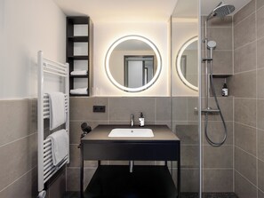 Buồng tắm vòi sen, máy sấy tóc, khăn tắm, xà phòng 