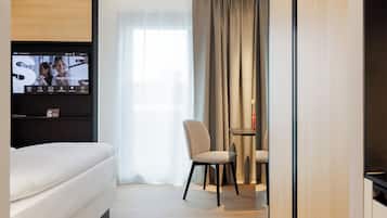 Studio L | Hypo-allergenic bedding, blackout drapes, iron/ironing board, free WiFi