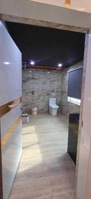 Comfort Suite, City View | Bathroom | Shower, towels, soap, shampoo