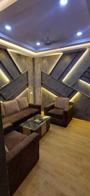 Comfort Suite, City View | Living area