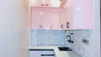 Departamento de lujo, lanai, vista al patio | Cocina privada | Refrigerador y utensilios de cocina