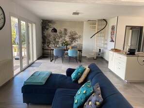 TV, fireplace, DVD player